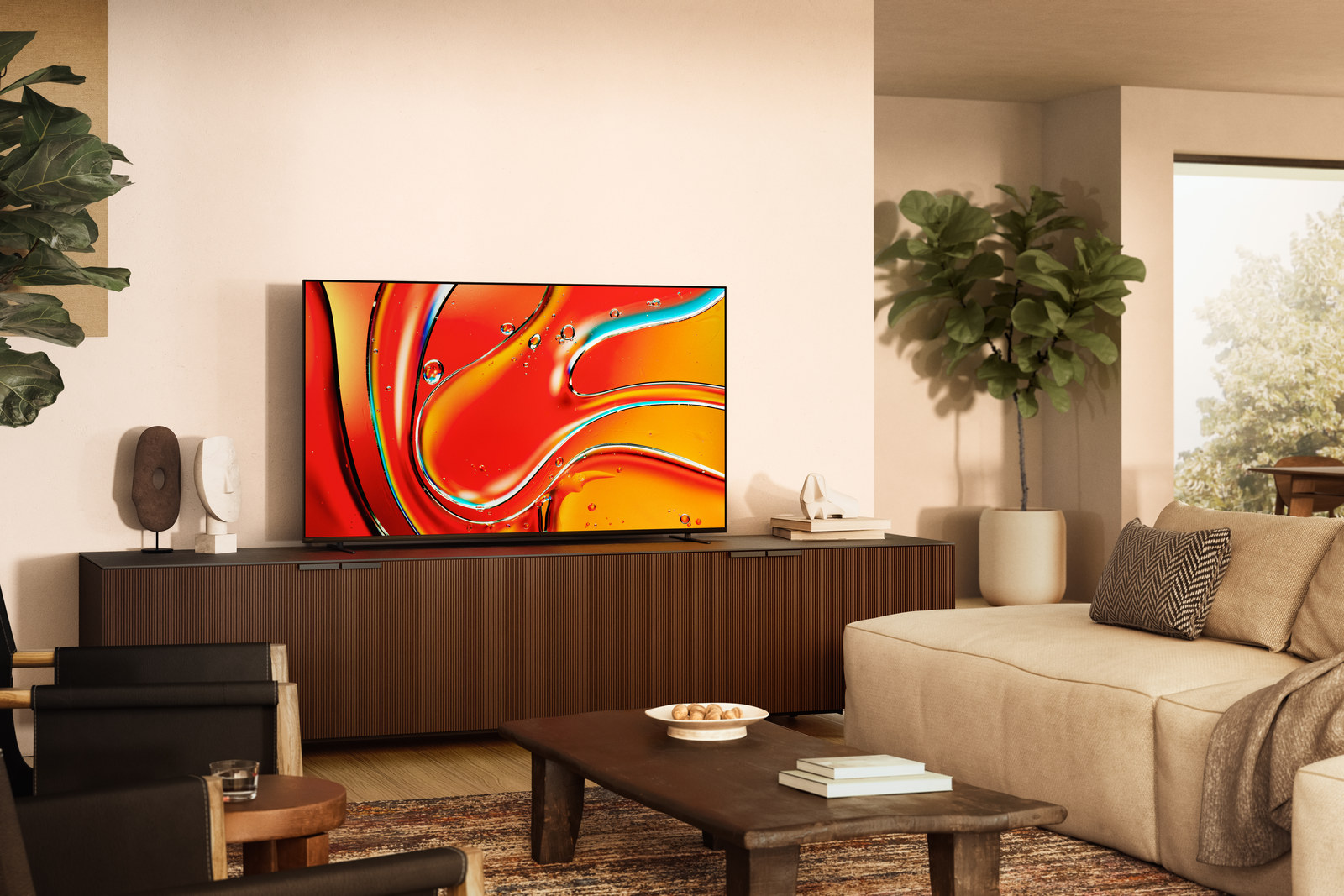 Téléviseur Sony BRAVIA 7 65 pouces posé sur un meuble bas dans un salon clair