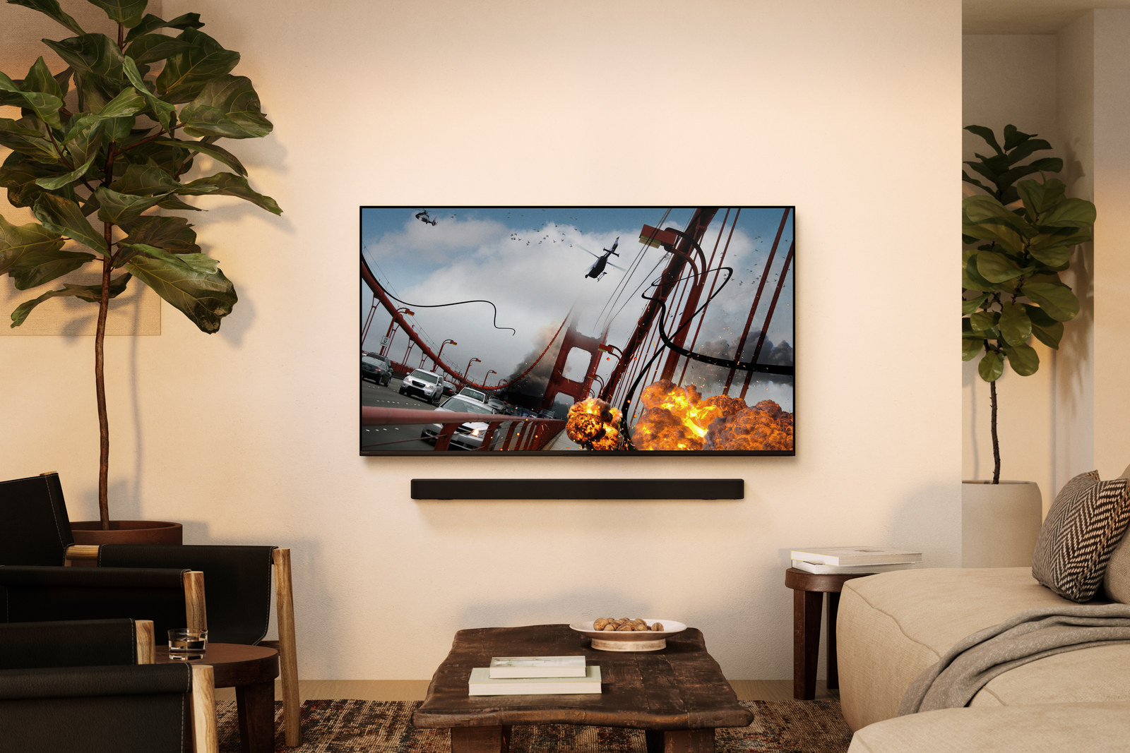 Téléviseur Sony BRAVIA 7 fixé au mur au-dessus d'une barre de son, scène d'action à l'écran