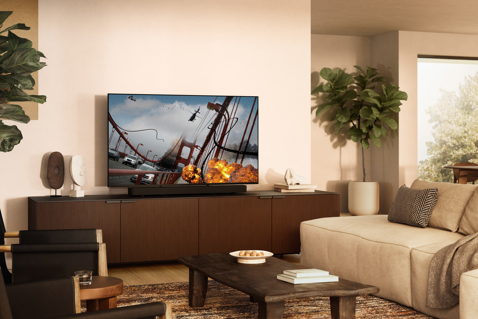 Téléviseur Sony BRAVIA 7 sur un meuble avec barre de son dans un salon