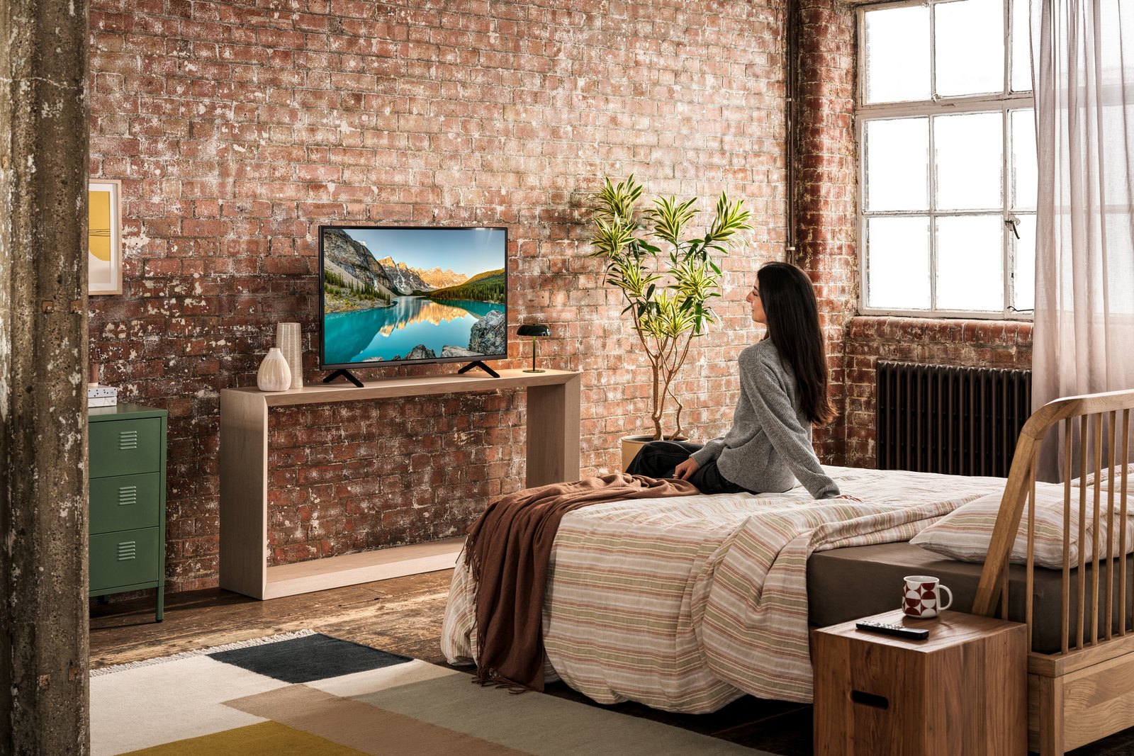Sony BRAVIA 3 regardé depuis un lit, paysage à l'écran