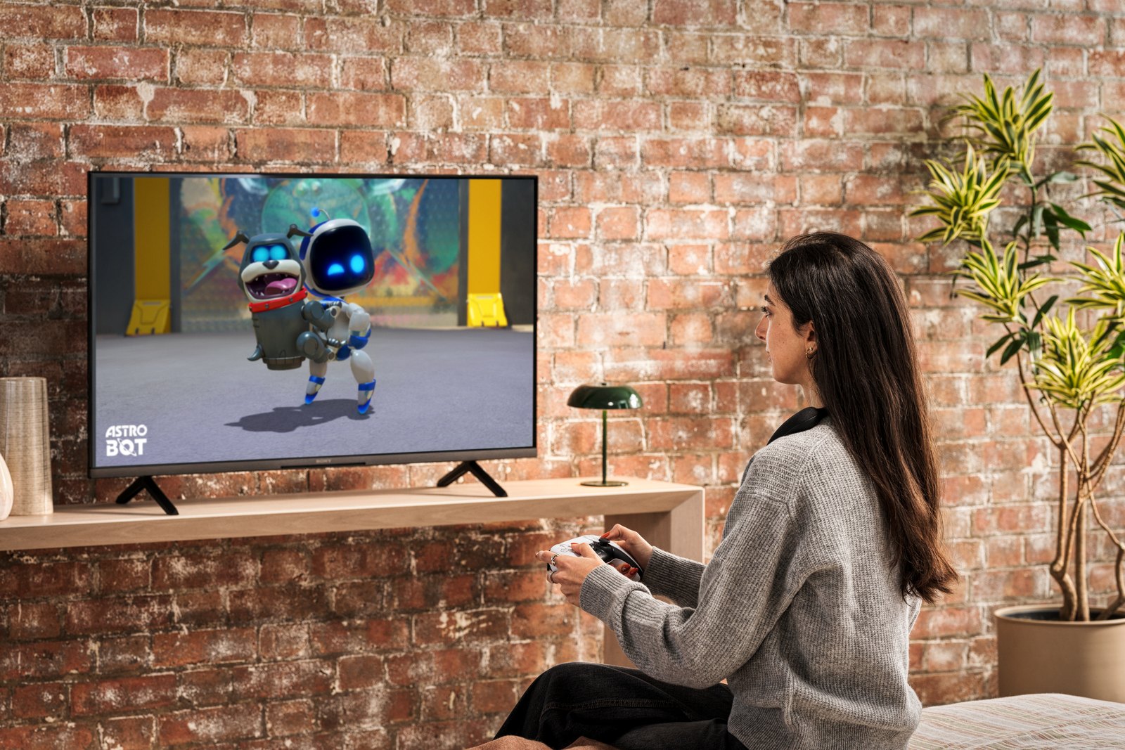 Une joueuse à la manette, jeu vidéo à l'écran