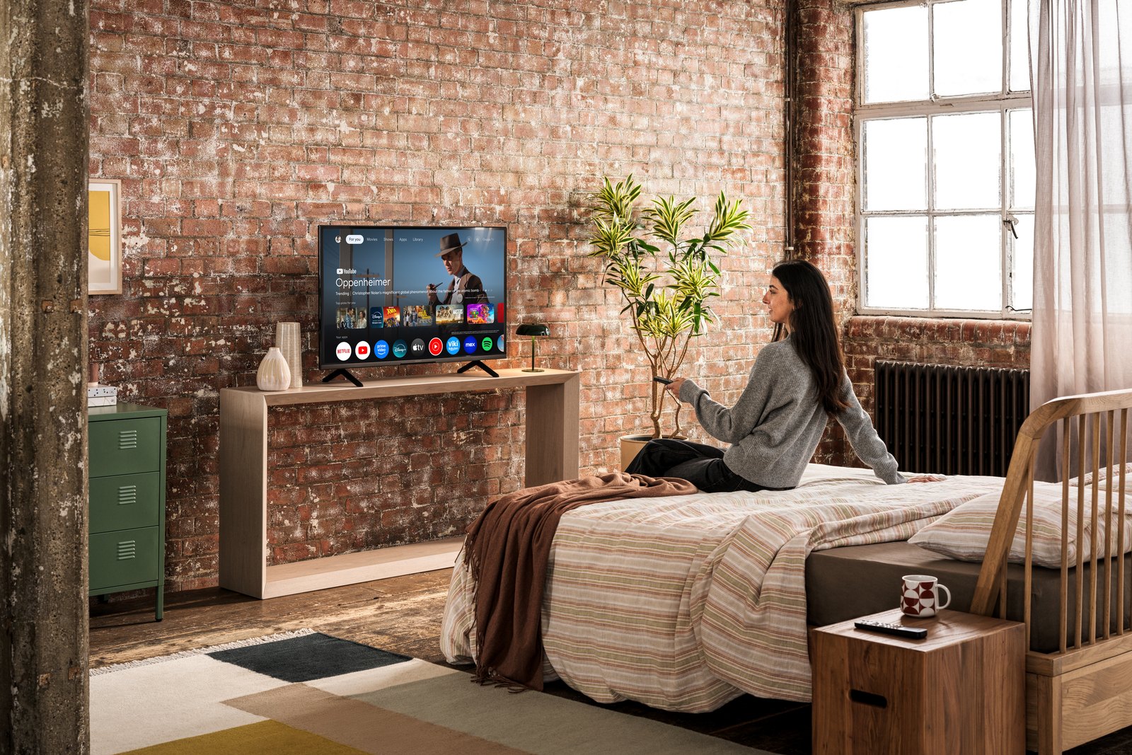 Interface Google TV vue depuis un lit