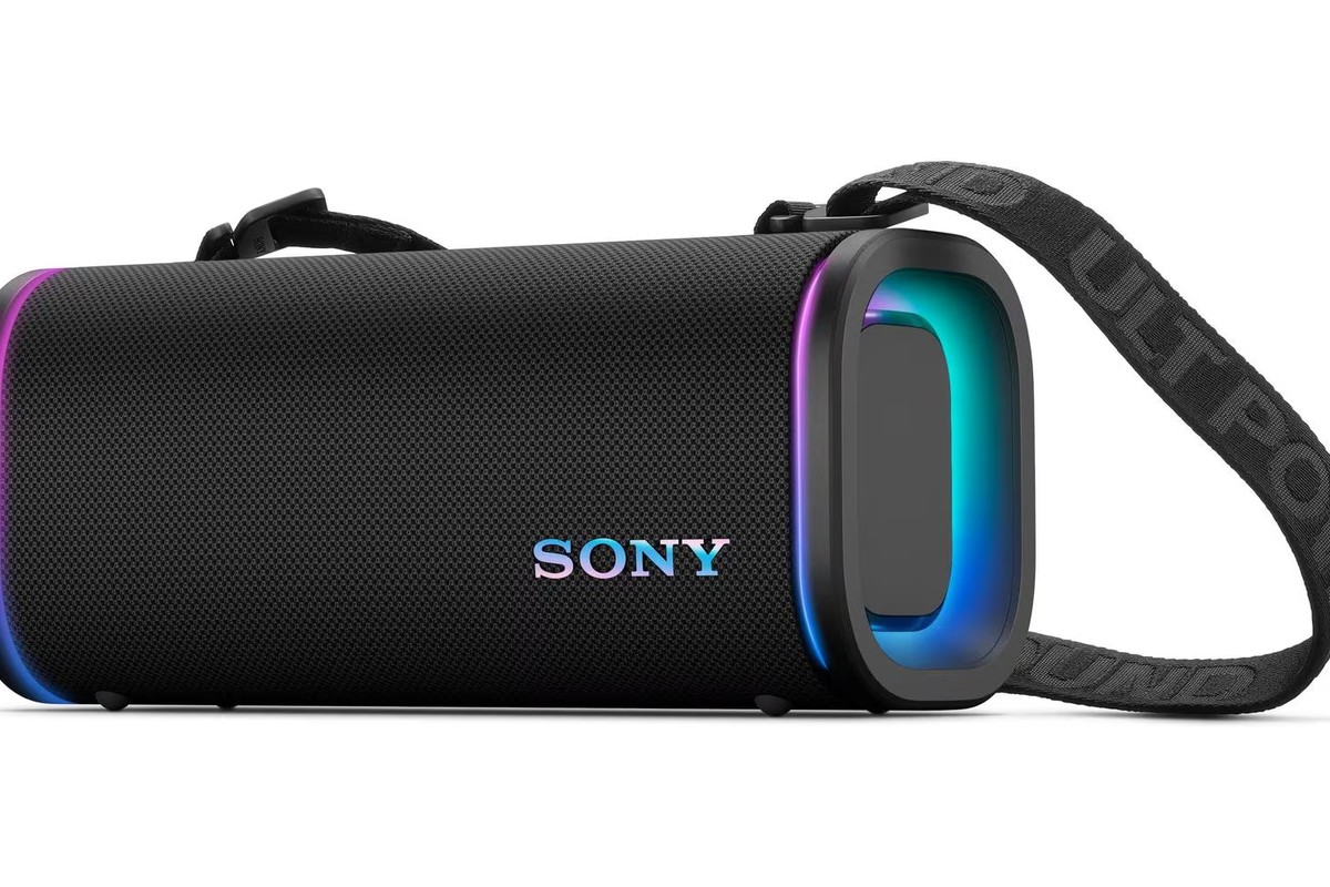 Enceinte portable noire de profil avec sa sangle de transport