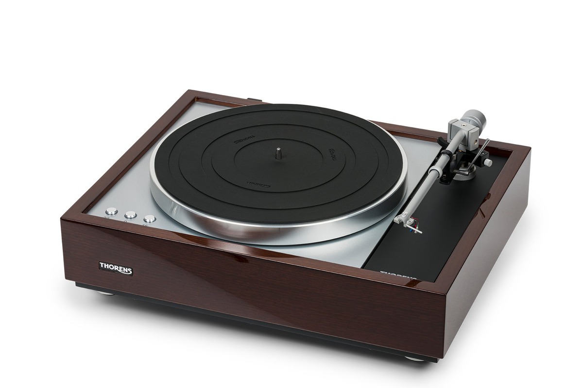 Der Plattenspieler in Dreiviertelansicht, ohne Haube