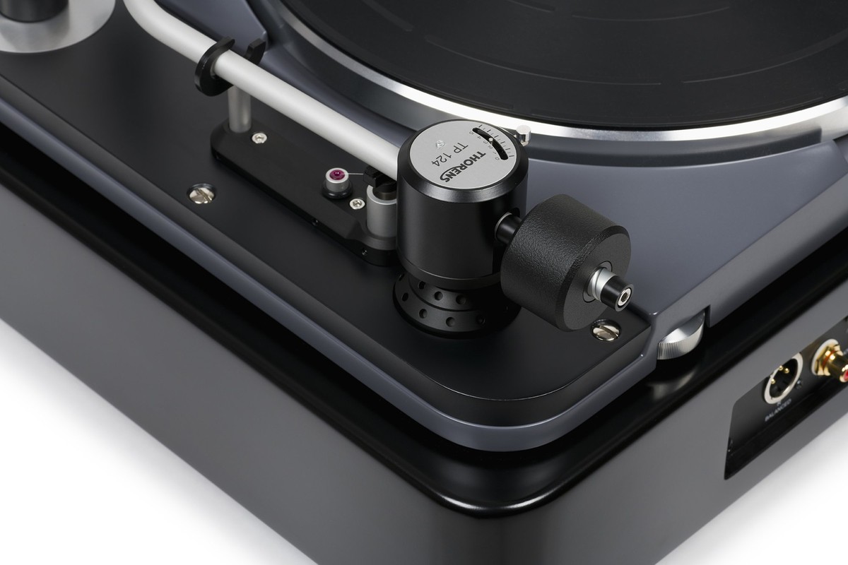Base del braccio e uscite RCA e XLR bilanciate sul retro del telaio