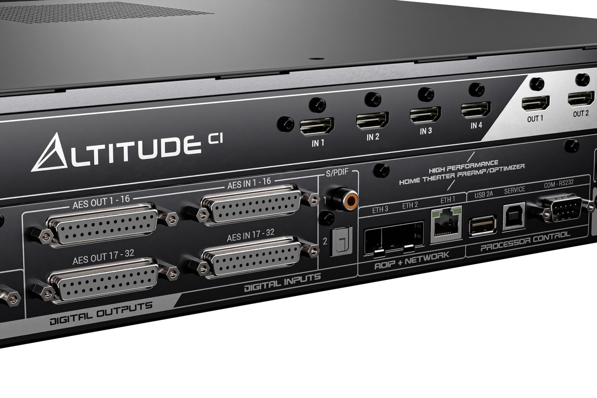 Rückseite in Dreiviertelansicht: 4 HDMI-Eingänge und 2 HDMI-Ausgänge, DB25, S/PDIF und Netzwerkanschlüsse