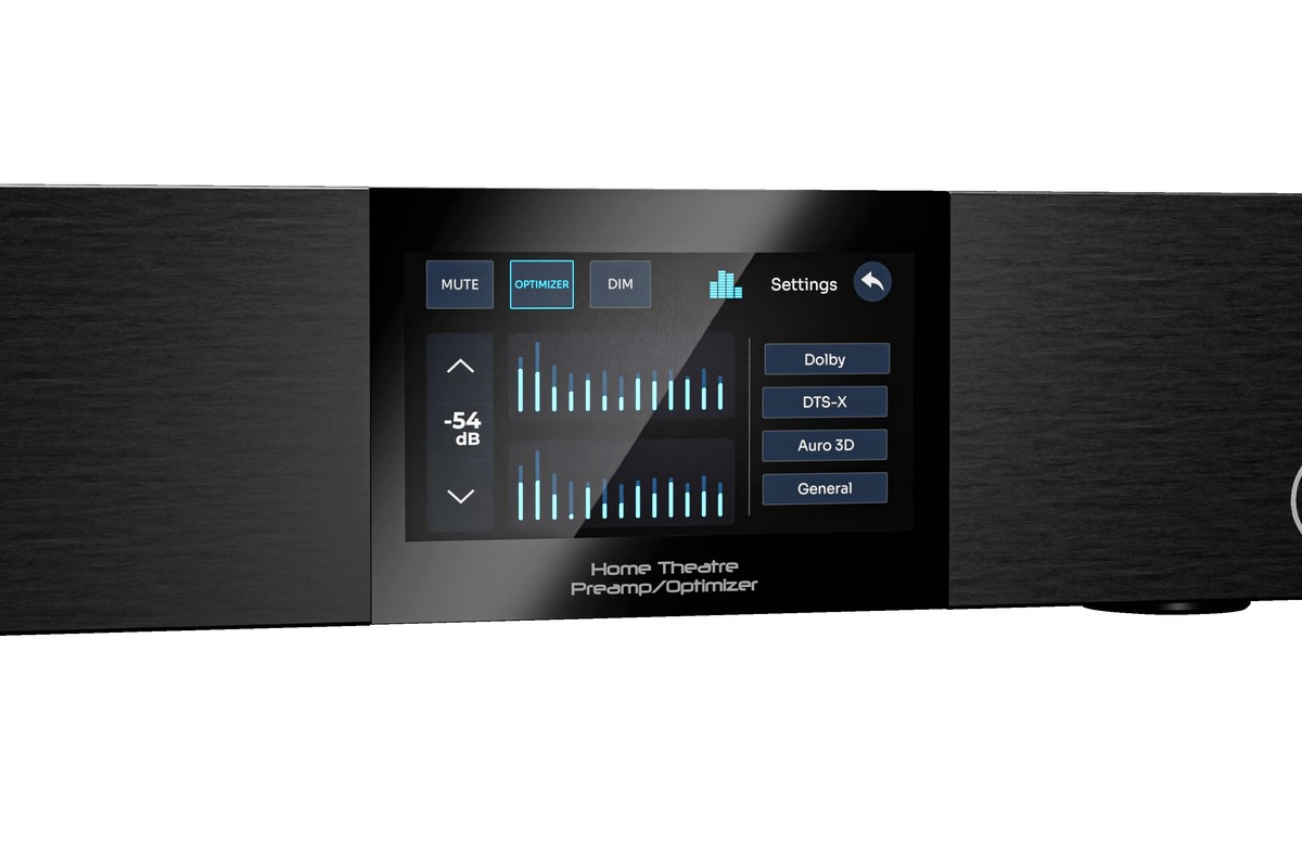 Nahaufnahme der Front aus Rauchglas, Touchscreen mit Lautstärke, Optimizer sowie Dolby-, DTS-X- und Auro-3D-Logos