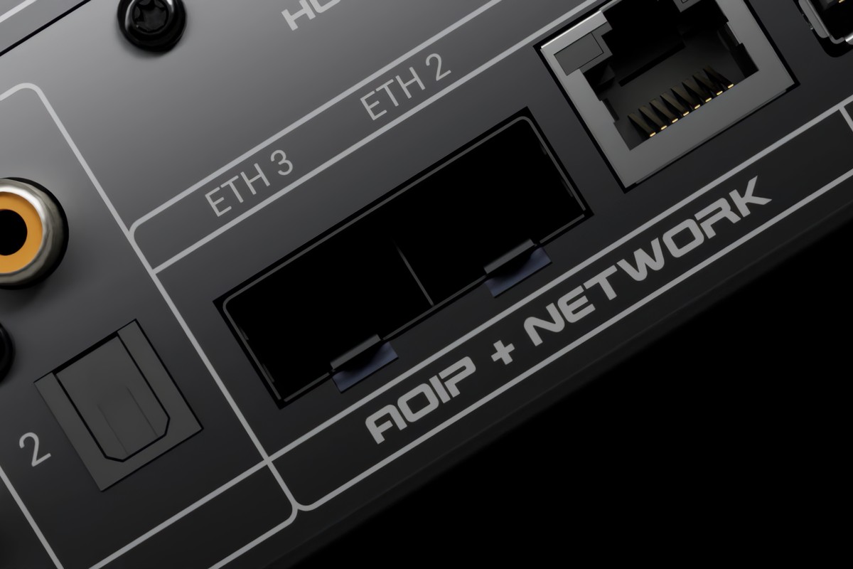 Nahaufnahme der rückseitigen Anschlüsse: SFP-Schächte, RJ45-Port sowie koaxialer und optischer S/PDIF