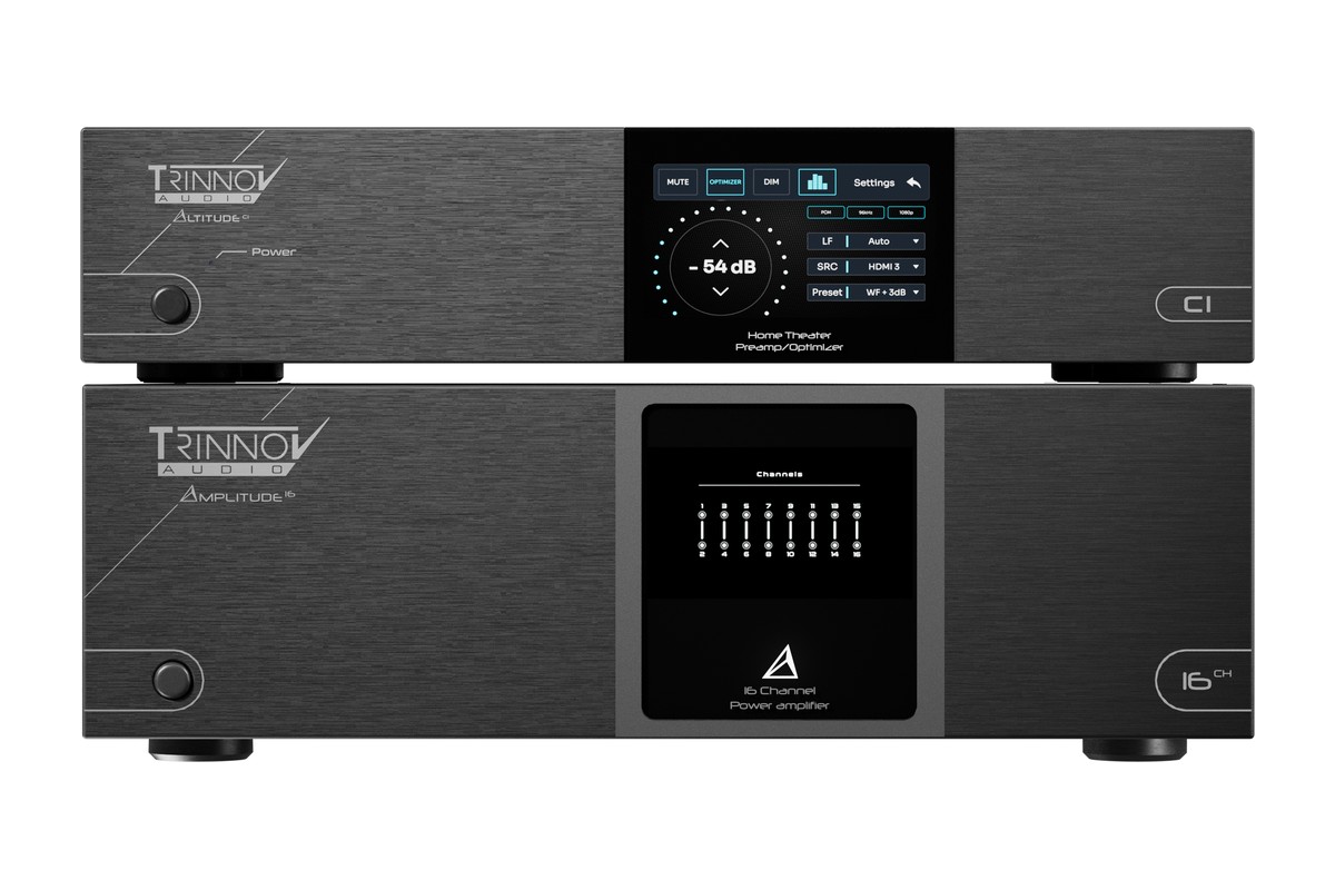 Processeur AltitudeCI à écran tactile posé sur l'amplificateur Amplitude16