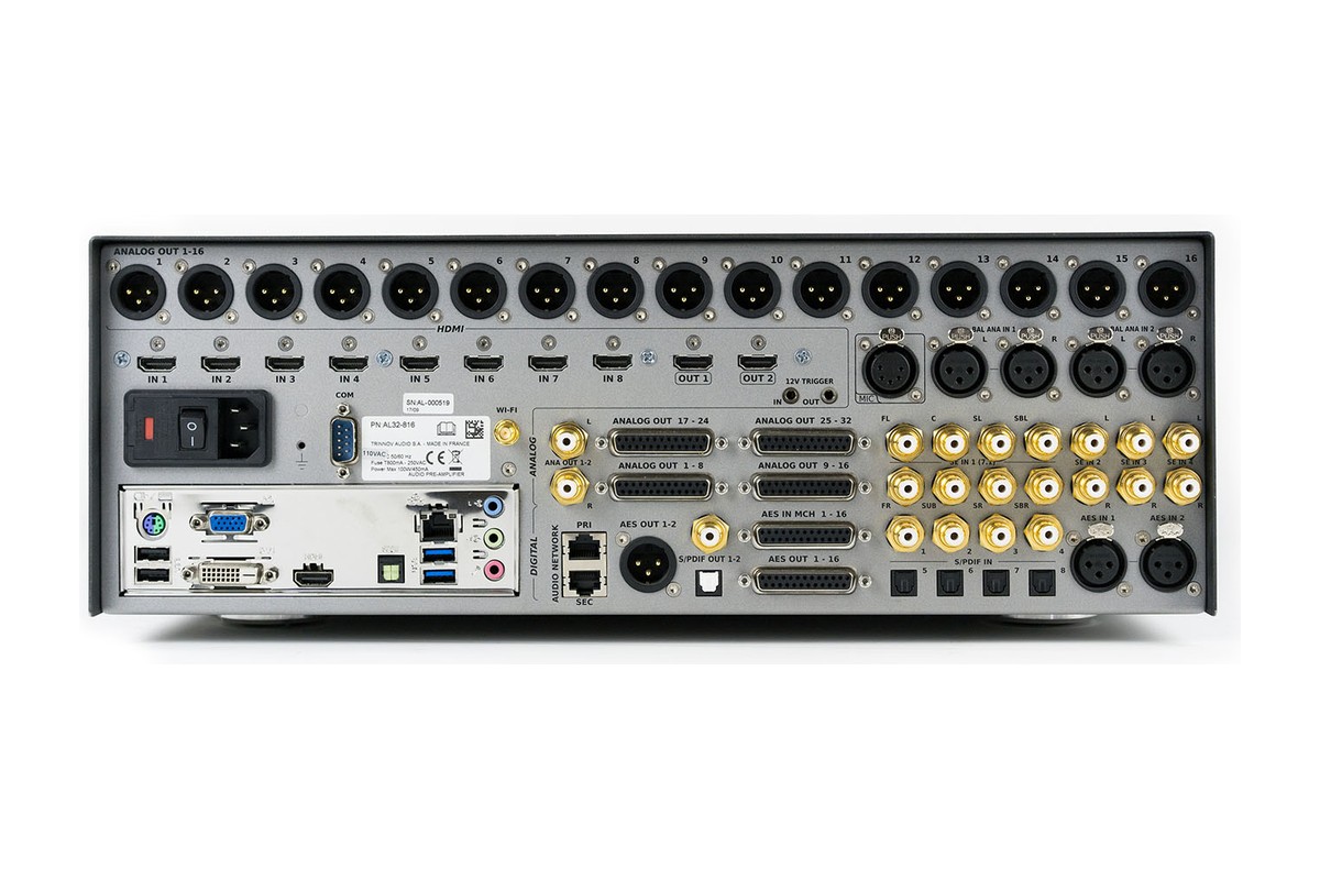 Rückseite mit analogen DB25-Ausgängen, XLR- und RCA-Eingängen sowie HDMI-Buchsen