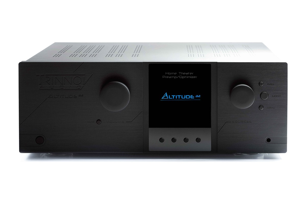 Trinnov Altitude32-Prozessor in Frontansicht, schwarze Front und eingeschaltetes Display
