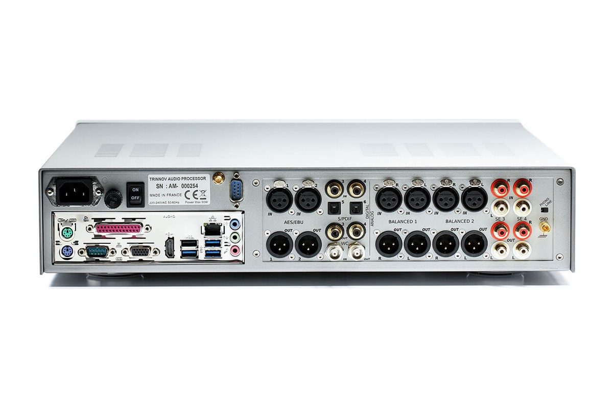 Silberne Rückseite mit XLR- und RCA-Ausgängen, Digitaleingängen und Phono-Klemme