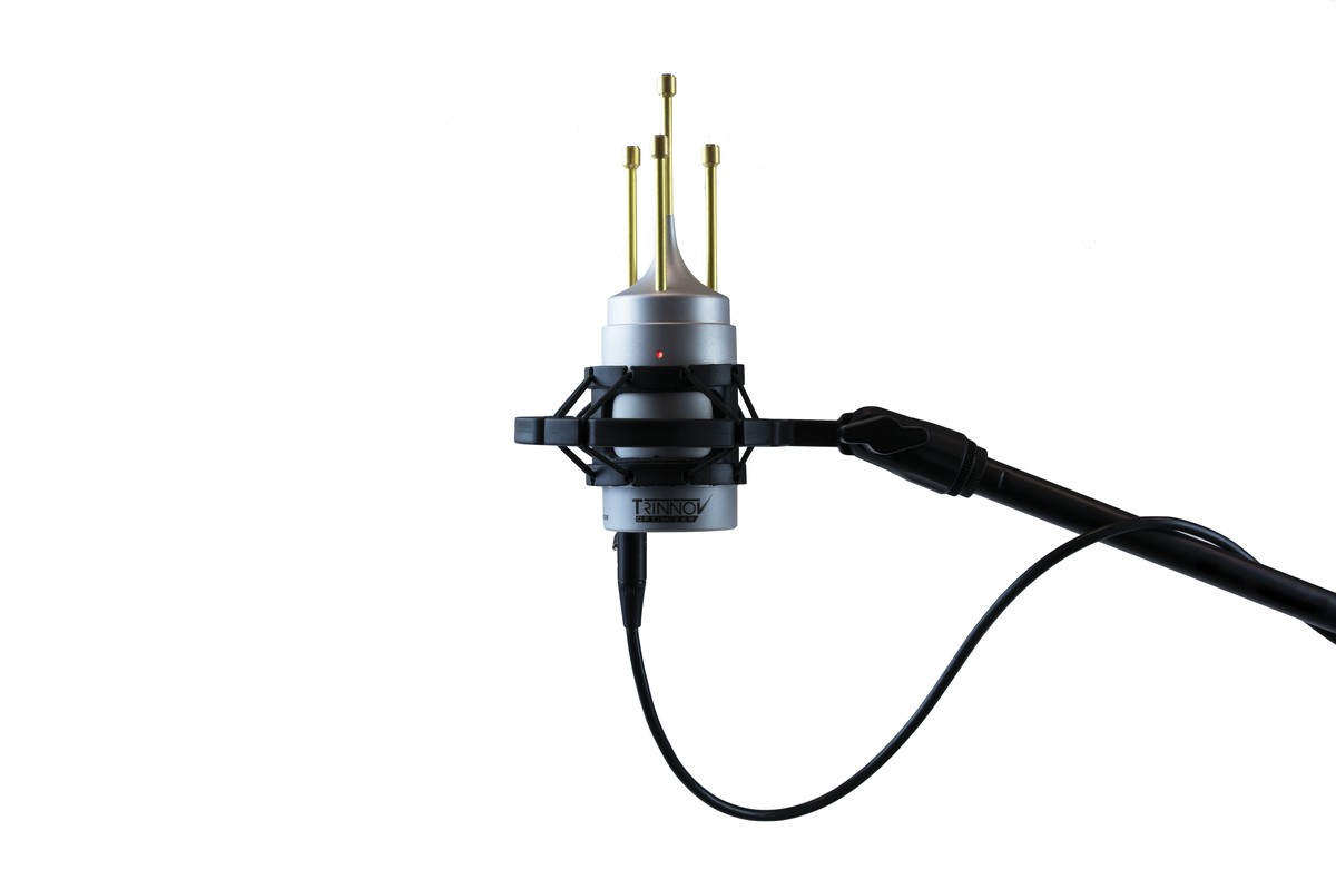 Microphone de mesure à quatre capsules sur suspension et perche, câble branché