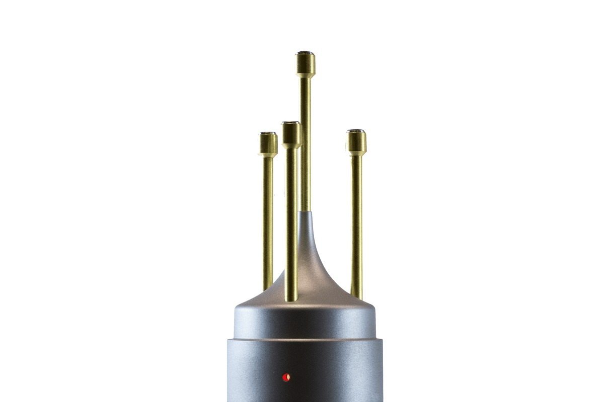 Tête du microphone 3D en gros plan, tubes en laiton et LED rouge