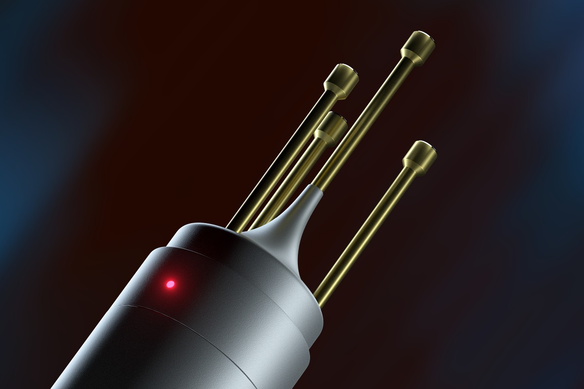 Tête du microphone inclinée, LED rouge allumée sur fond flou rouge et bleu