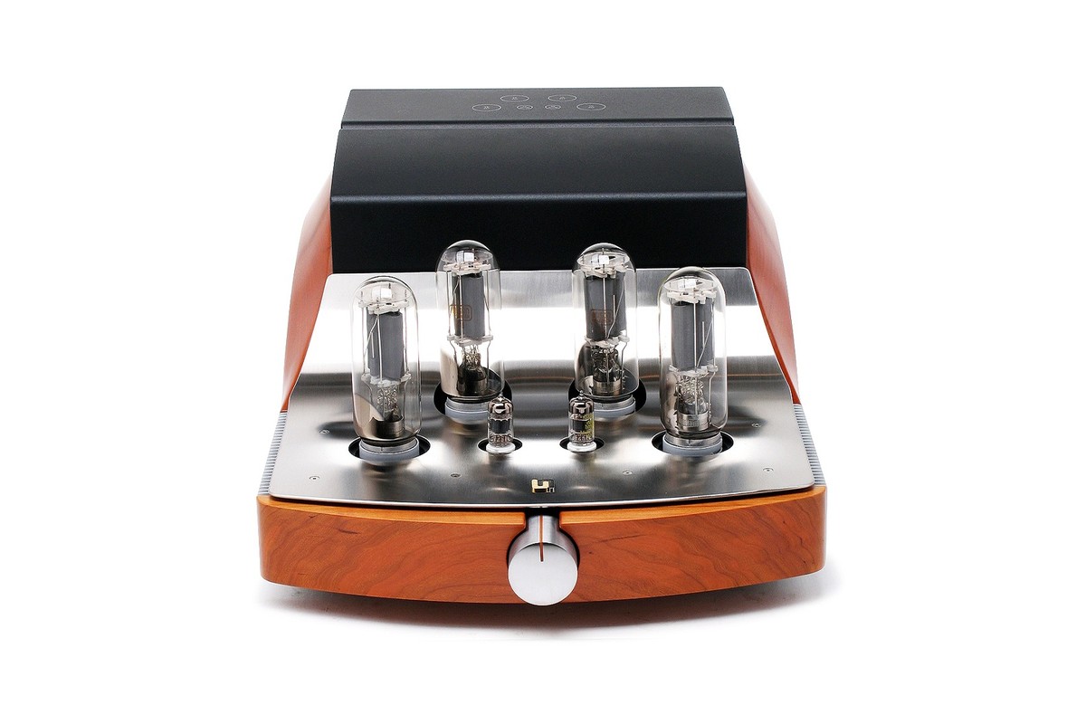 Tube power amplifier seen from the front, four large triodes and cherry wood cheeks