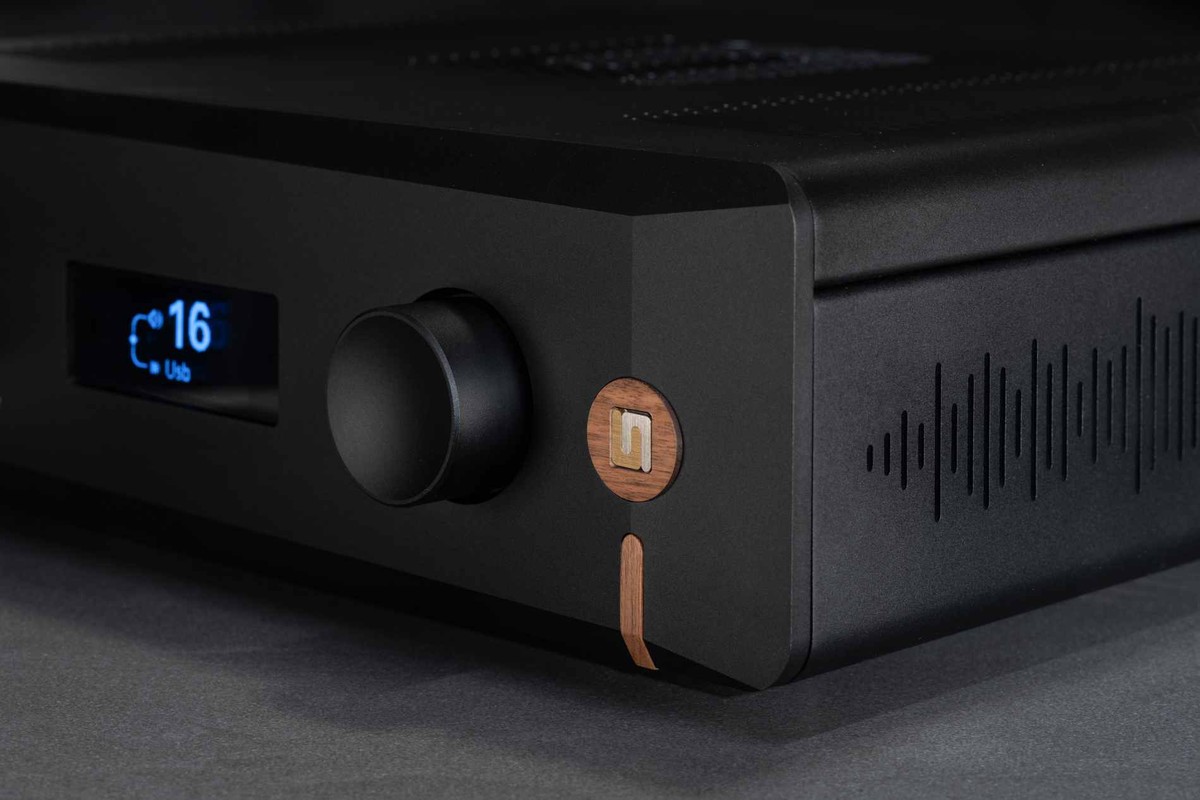 Angolo del frontale nero con display, manopola del volume e logo in legno