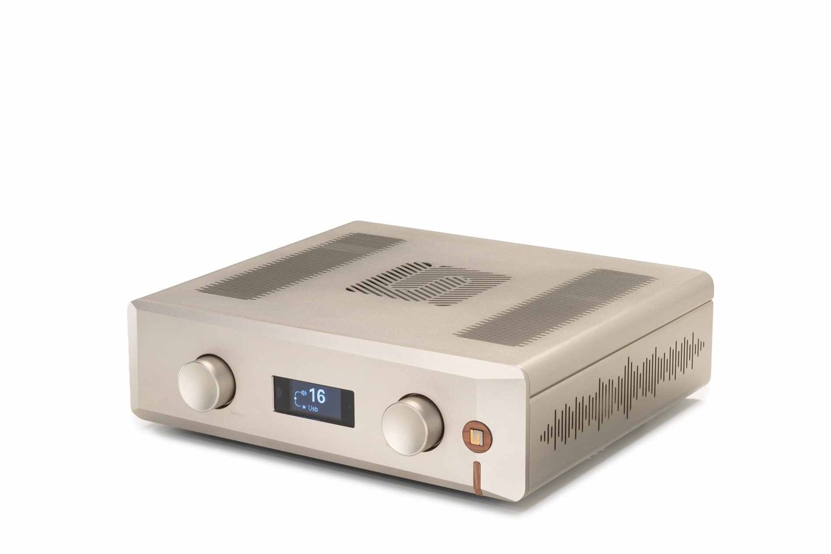 Preamplificatore in finitura oro visto di tre quarti, coperchio forato