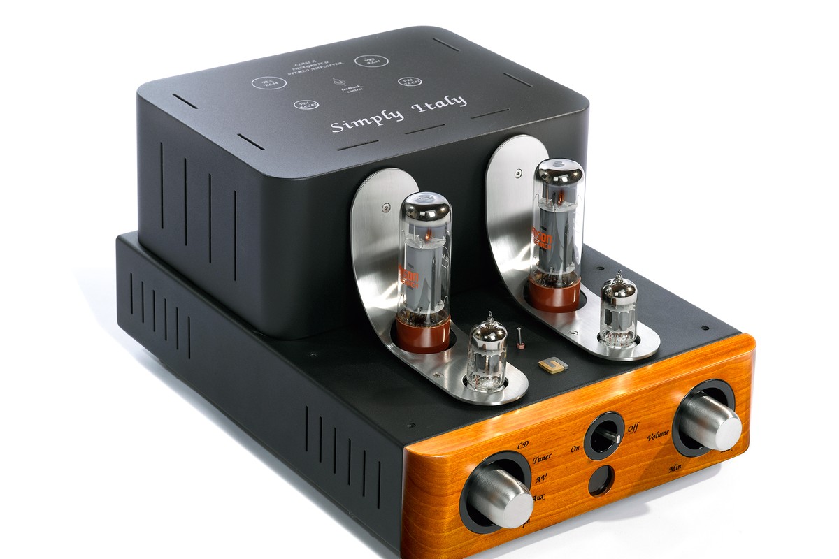 Amplificateur à tubes vu de trois quarts, tubes allumés