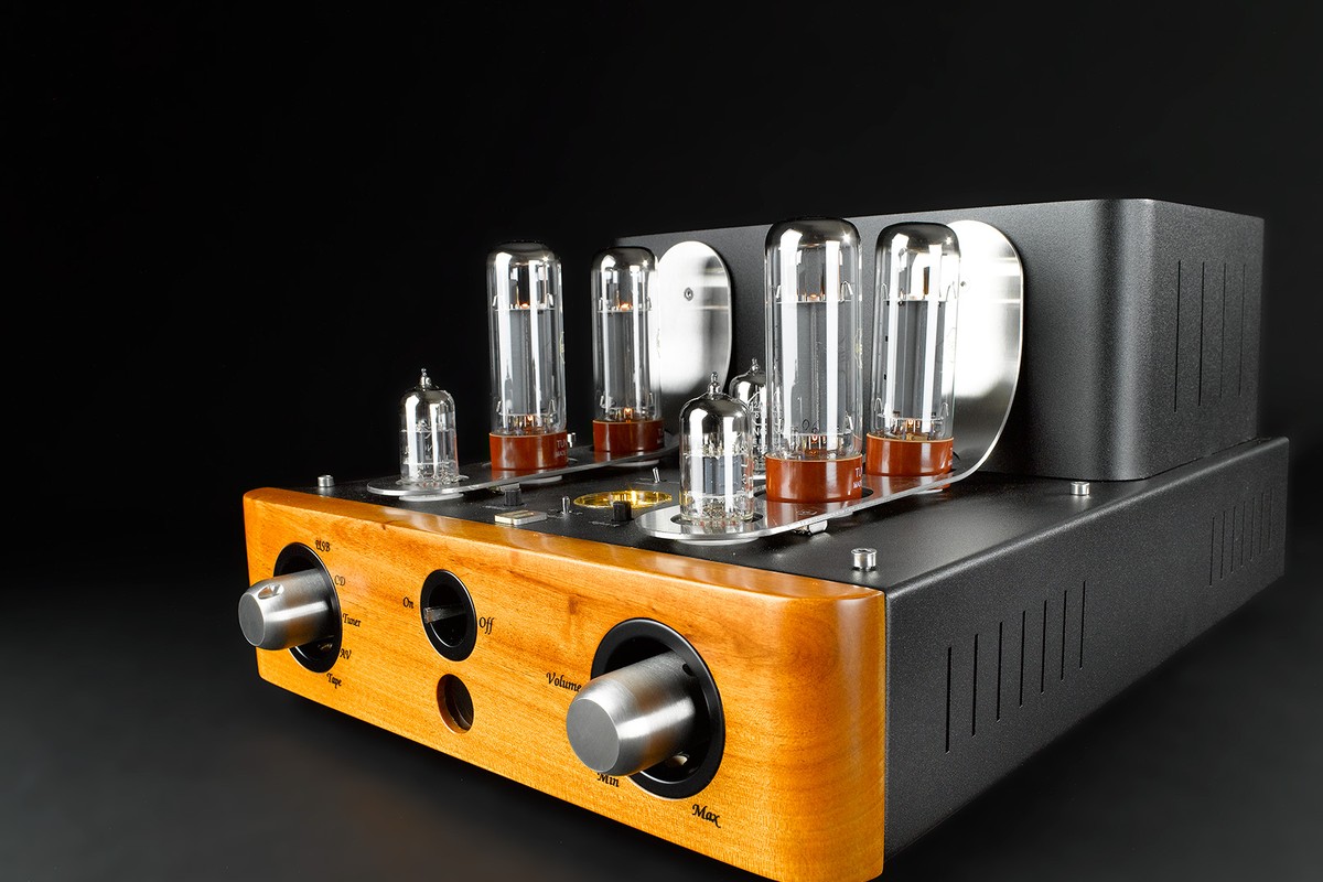 Amplificateur à tubes sur fond sombre, joues en bois