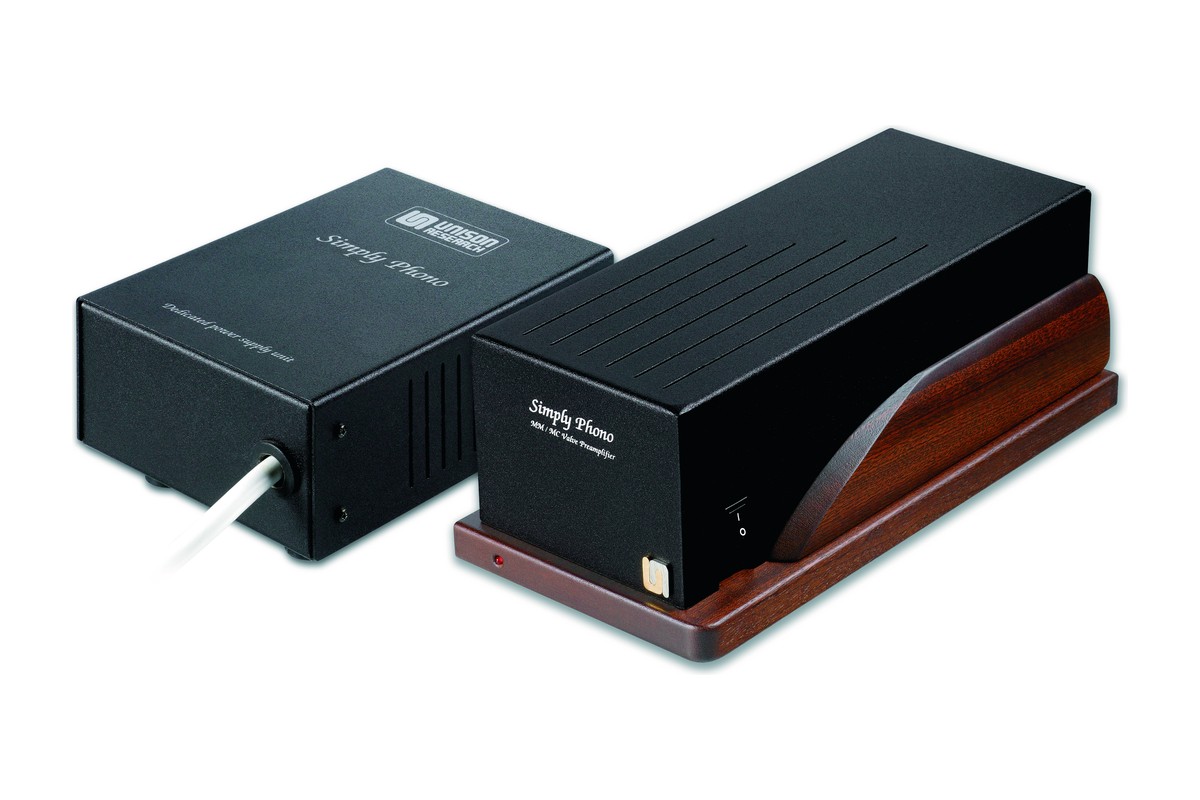 Préampli phono Simply Phono à côté de son boîtier d'alimentation noir