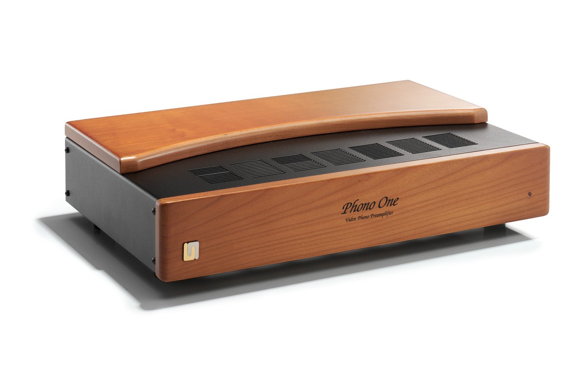 Phono One en finition Cherry, vue de trois quarts