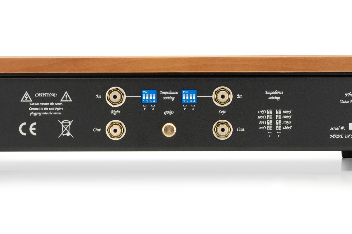 Gros plan sur les DIP switches bleus et le tableau d'impédance sérigraphié