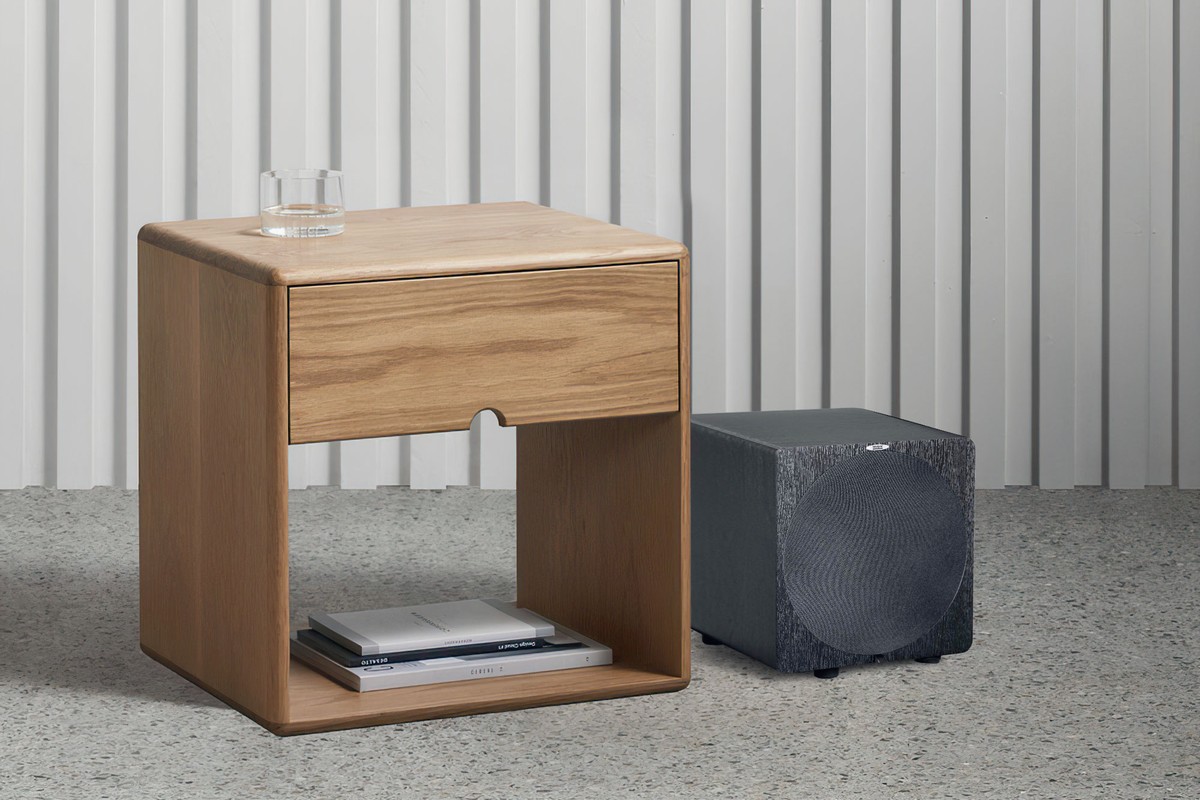 Caisson compact à côté d'une table d'appoint en chêne