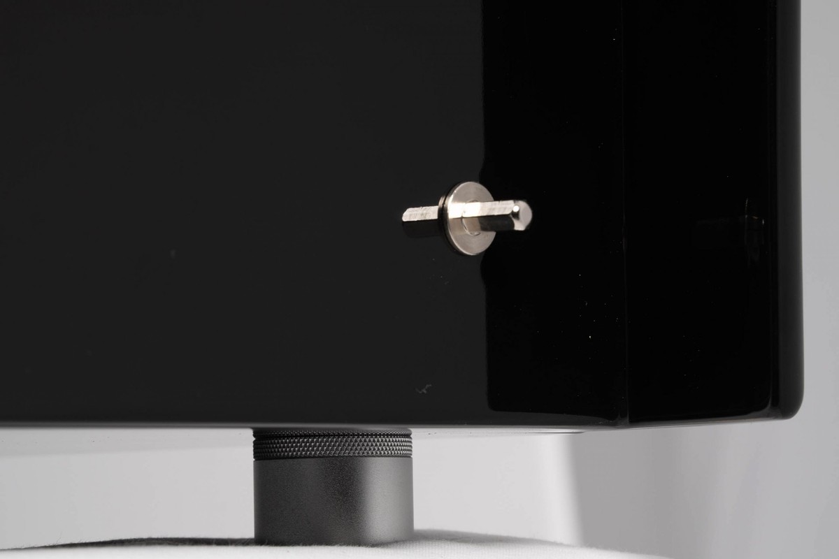 Pied usiné sous le coffret laqué