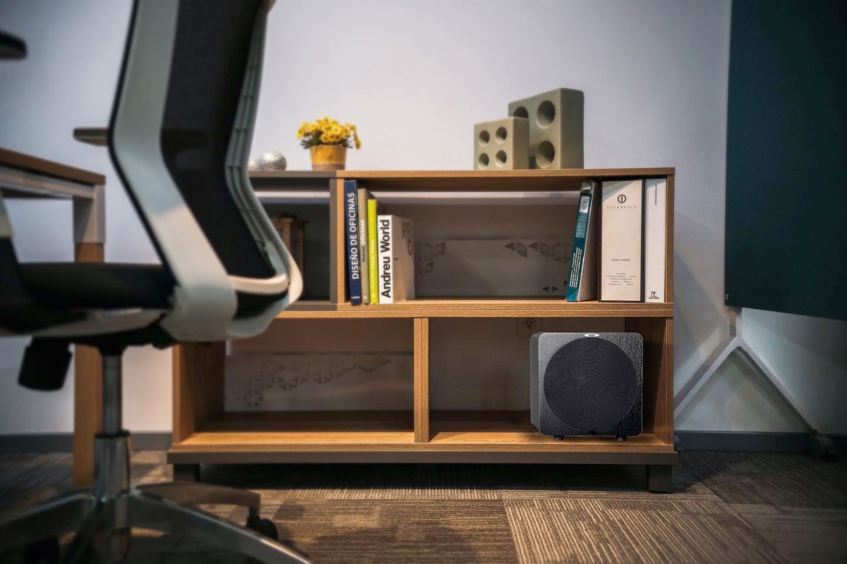Caisson compact au sol sous une console de bureau