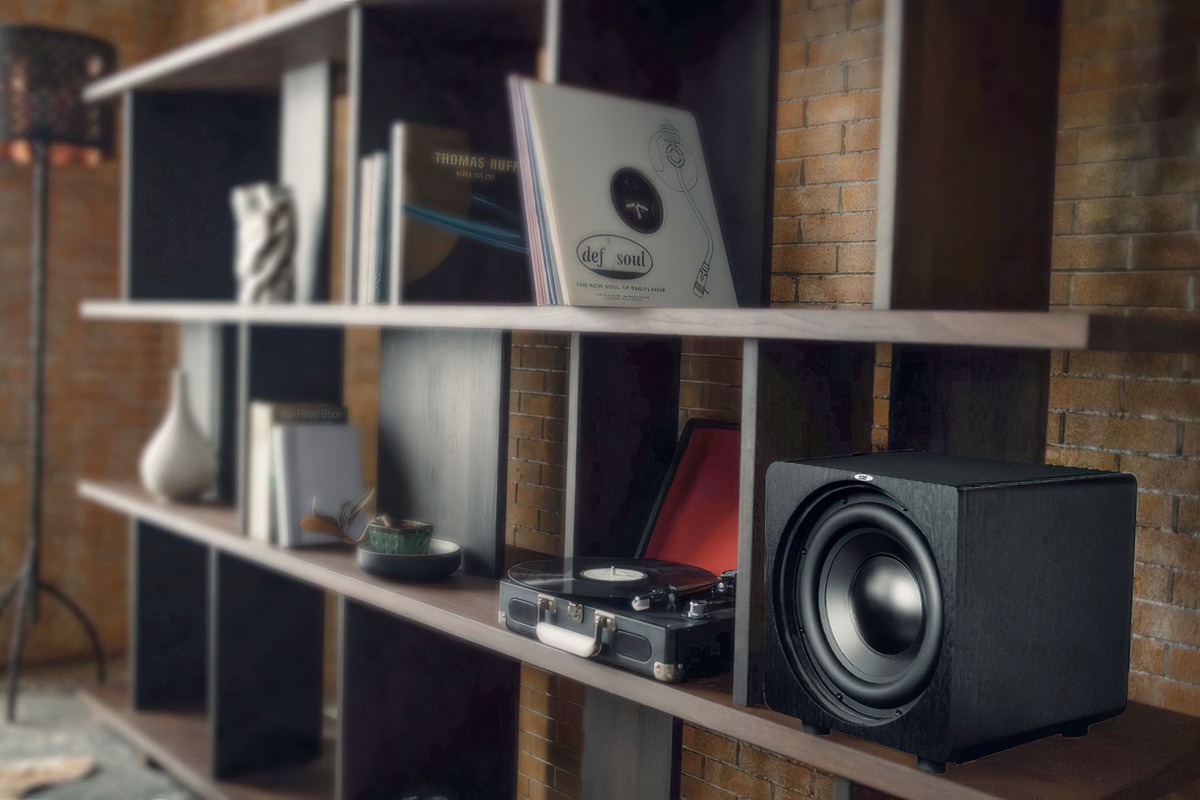 Subwoofer su una mensola accanto a un giradischi