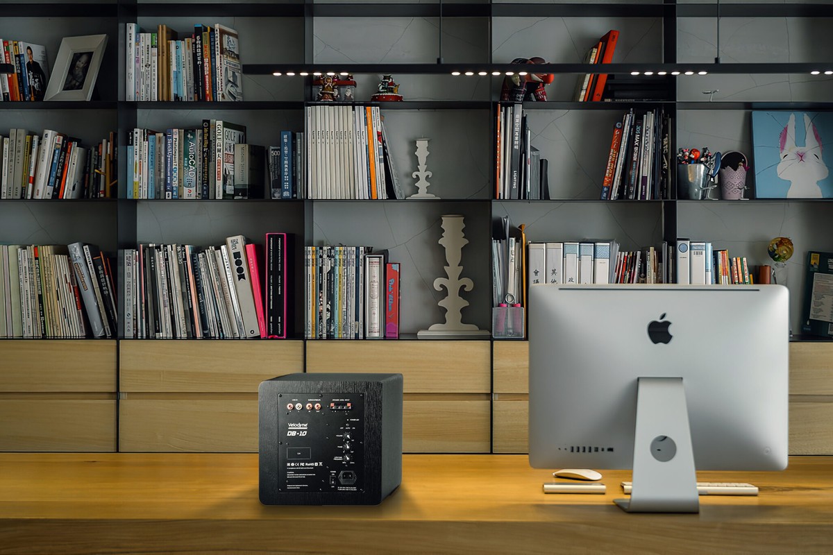 Subwoofer compatto su una scrivania, accanto a un computer