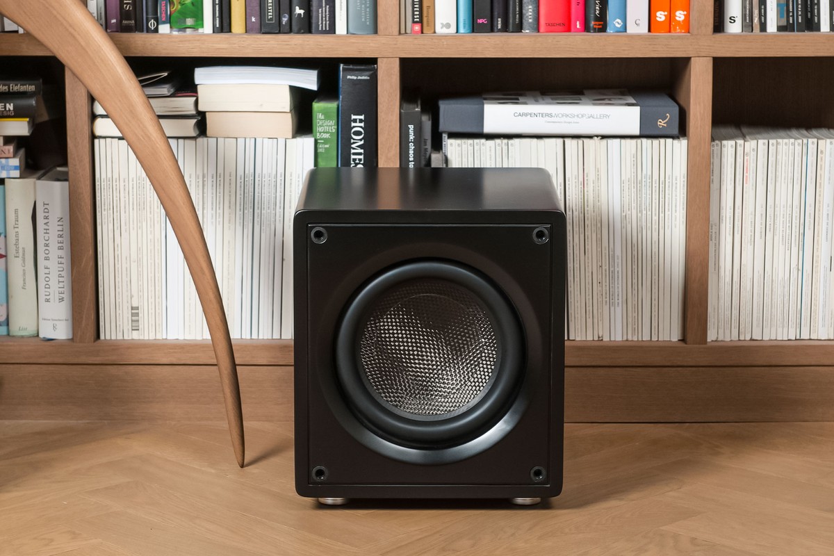 Caisson noir dans un salon, rayonnage de disques
