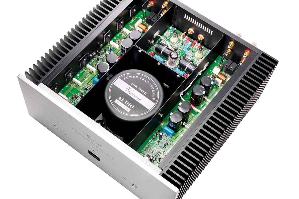 Innenansicht des SP-331MK, Ringkerntransformator und Verstärkerplatinen