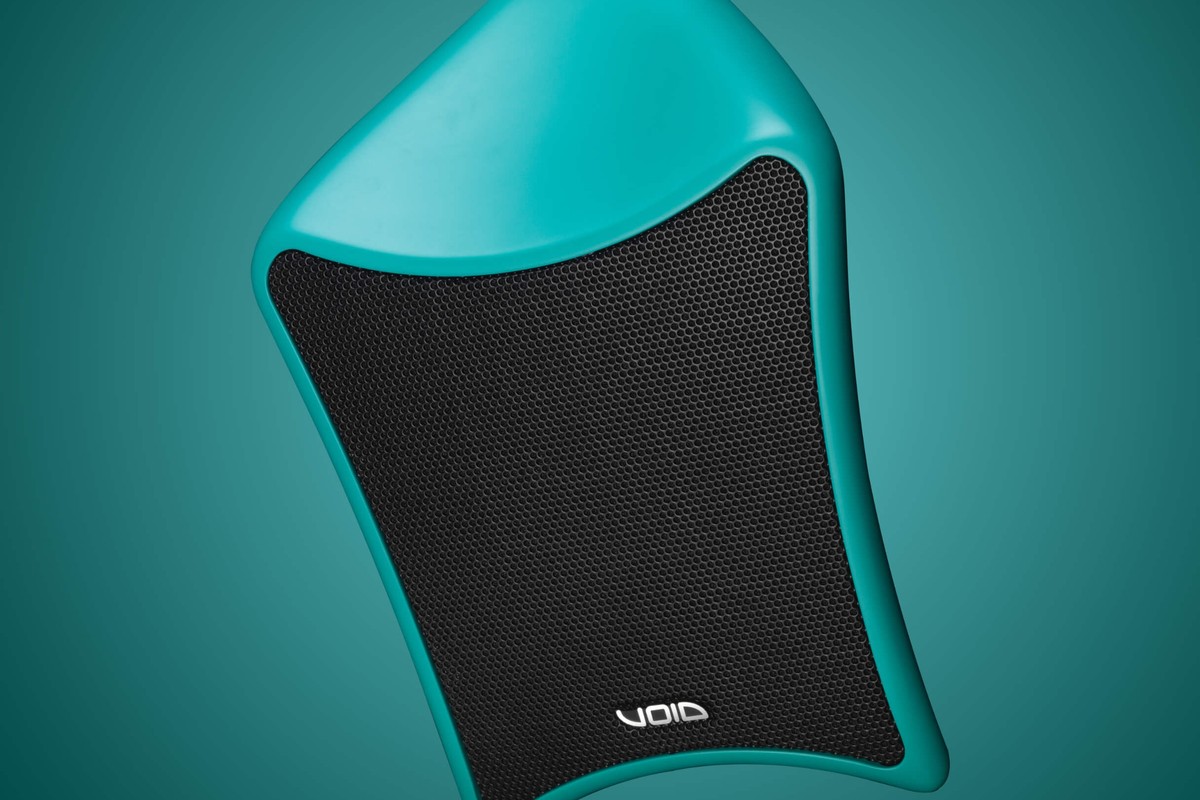 Enceinte à grille noire dans une finition RAL turquoise sur mesure