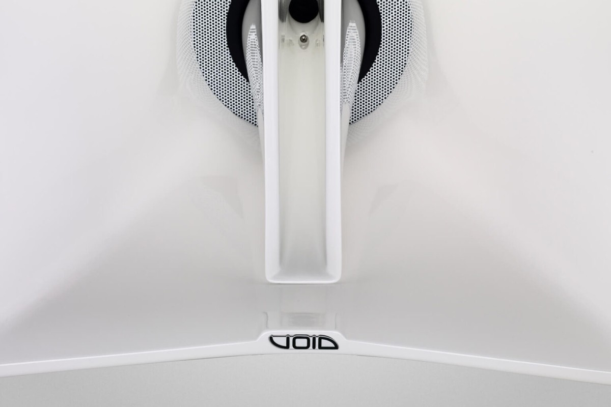 Gros plan sur la trompe et le haut-parleur coaxial d'une enceinte blanche