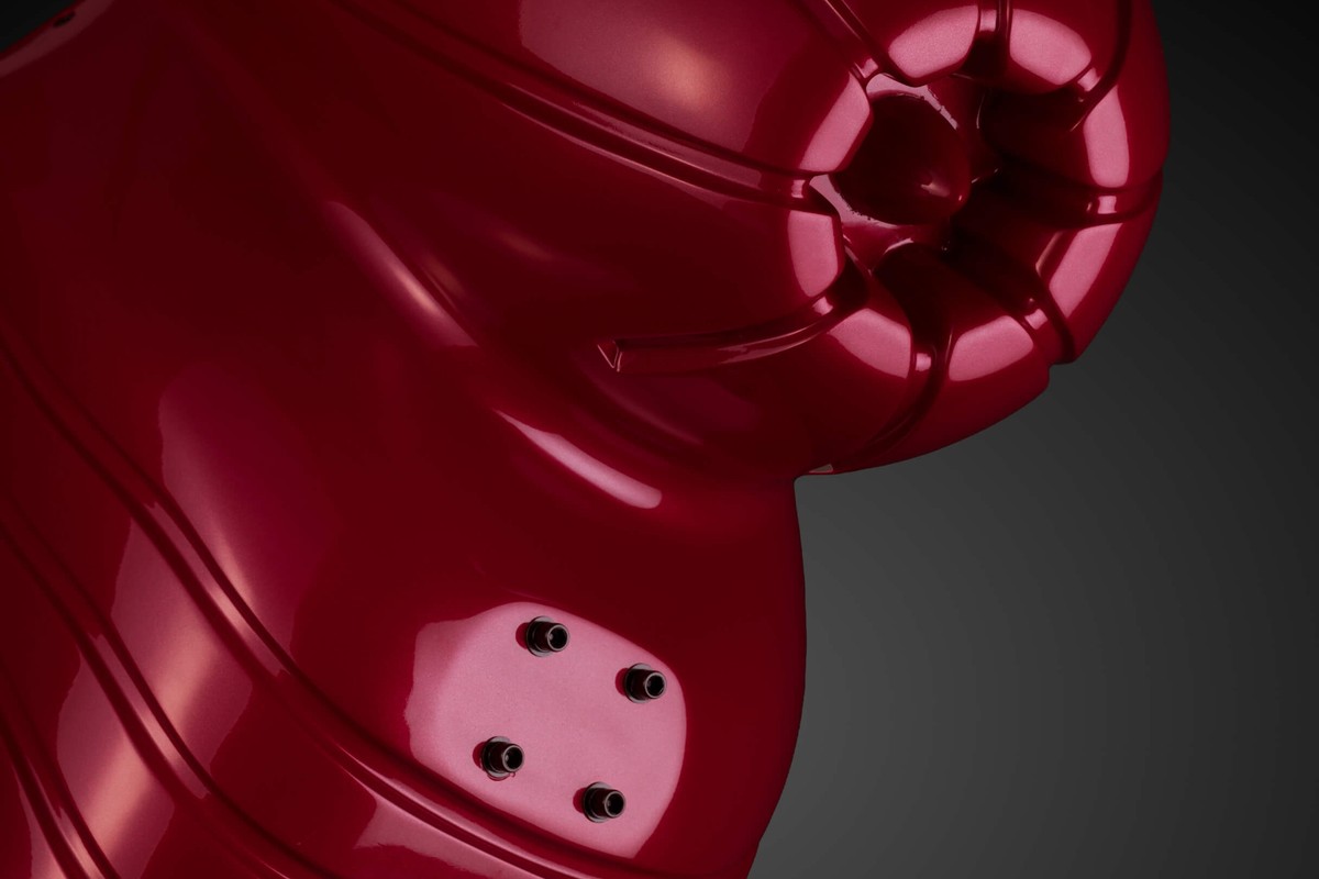 Détail du boîtier en fibre de verre rouge brillant avec une plaque à quatre inserts