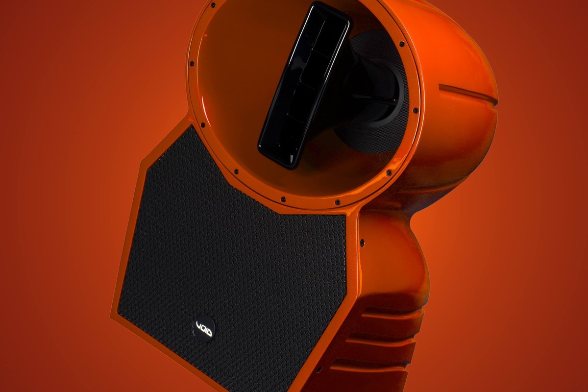 Boîtier à grille noire dans une finition orange sur mesure