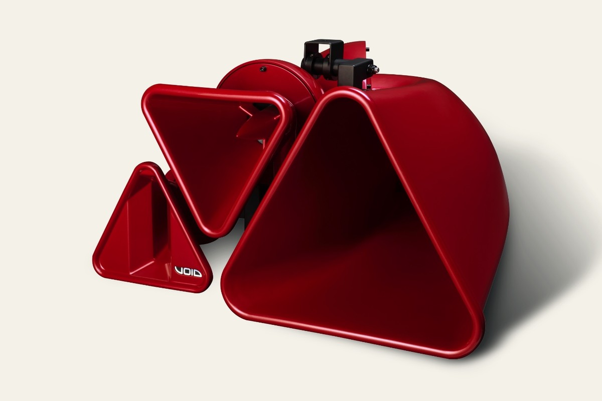 Enceinte Void Acoustics Tri Motion rouge à trois cornets triangulaires, étrier de fixation en haut, sur fond crème
