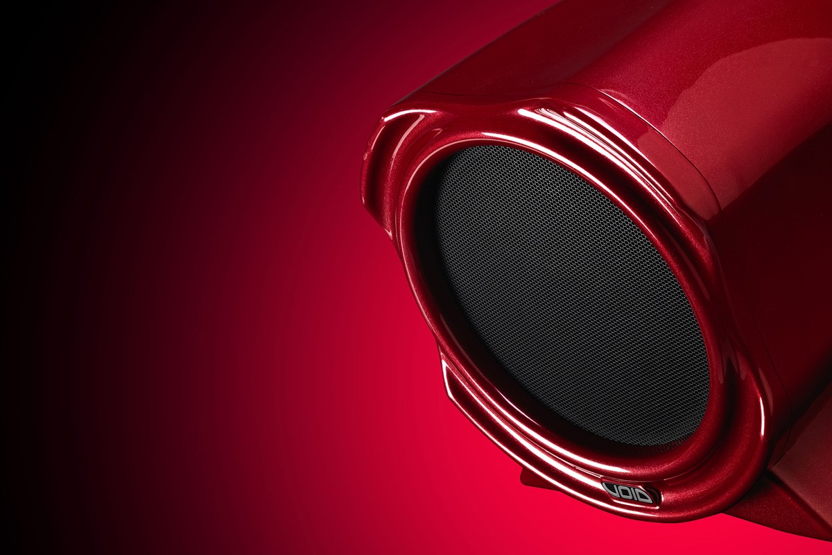 Gros plan sur la grille et le haut-parleur d'un caisson de basses Void Acoustics rouge
