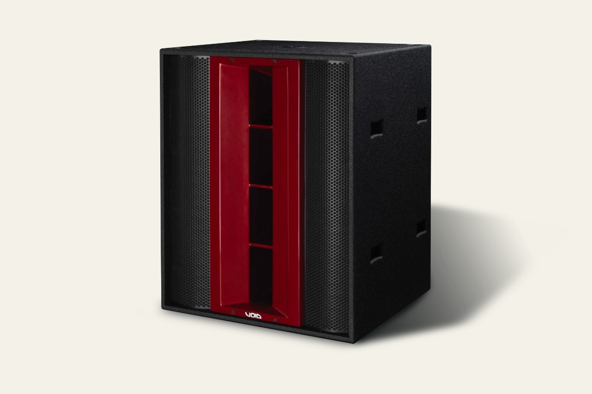 Caisson de basses Void Acoustics Sub Vantage noir à pavillon rouge, vu de trois quarts sur fond crème