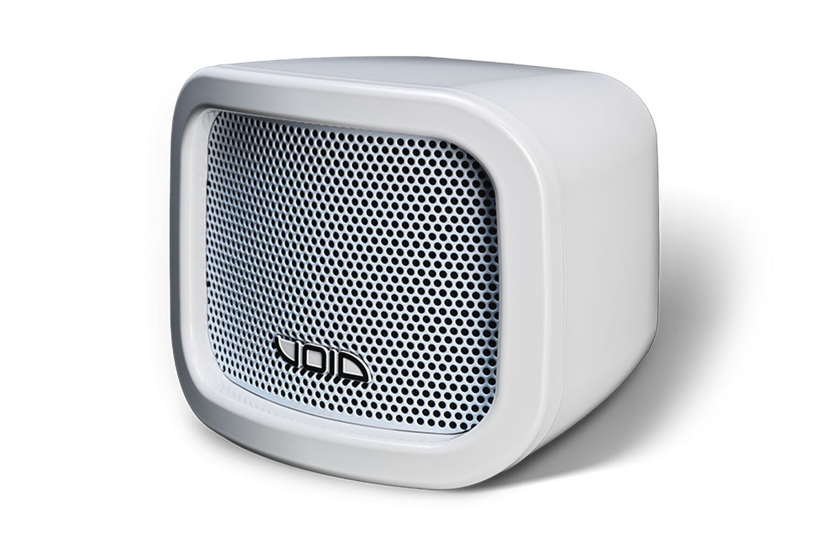Enceinte compacte blanche avec sa grille blanche, photo produit sur fond blanc