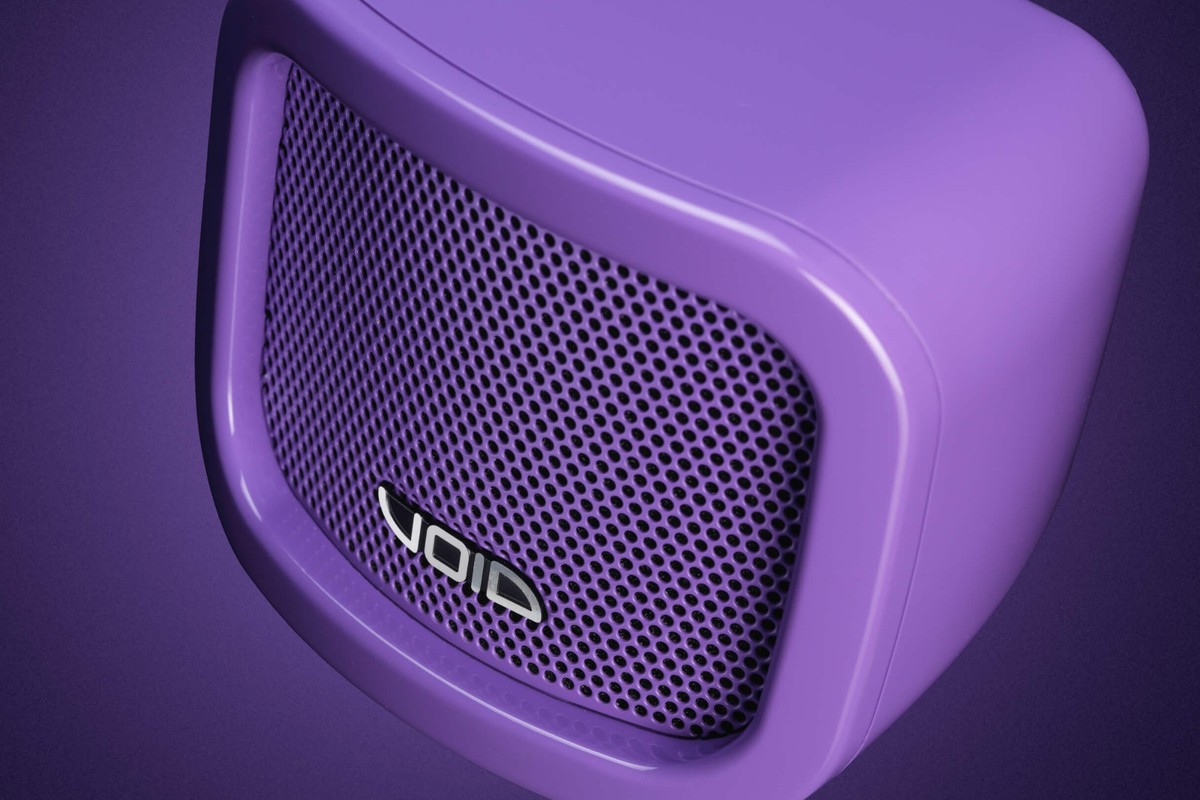 Enceinte compacte dans une finition violette sur mesure, vue de face avec sa grille perforée