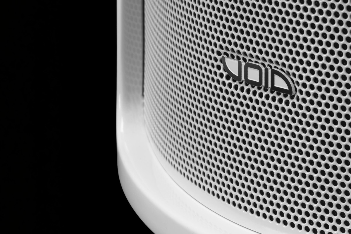 Grille perforée en acier inoxydable d'une enceinte blanche, logo Void en relief