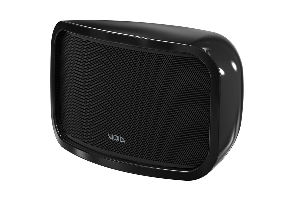 Enceinte noire vue de trois quarts sur fond blanc, avec sa grille perforée et le logo Void