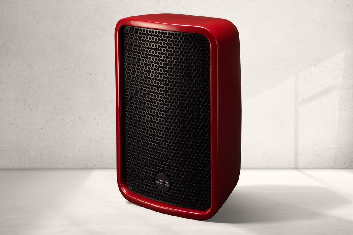 Enceinte Void Acoustics Cyclone 10.1 rouge devant un mur en béton clair