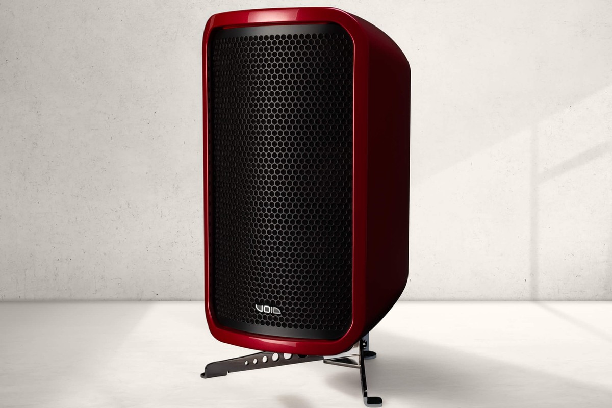 Caisson de basses Void Acoustics Cyclone 208 rouge sur son étrier devant un mur en béton clair