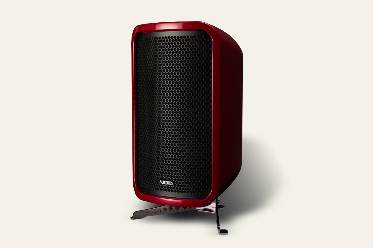 Caisson rouge à grille perforée noire, logo Void et étrier de pose, sur fond crème