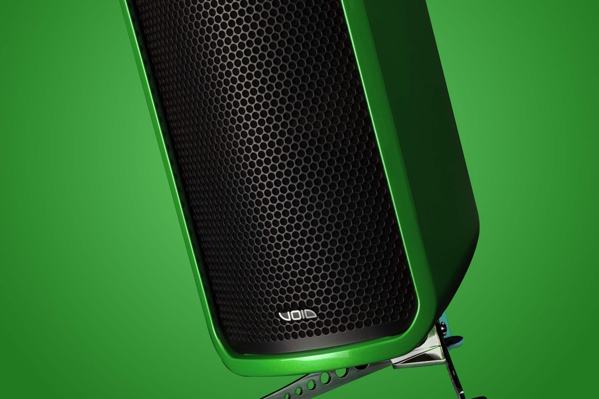 Caisson dans une finition verte sur mesure, grille noire et étrier de pose