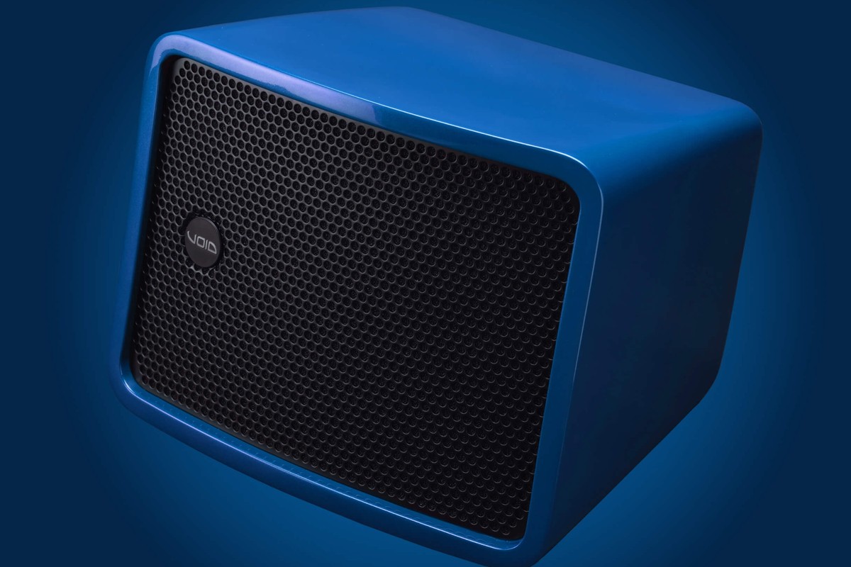 Caisson de basses dans une teinte bleue sur mesure, grille noire